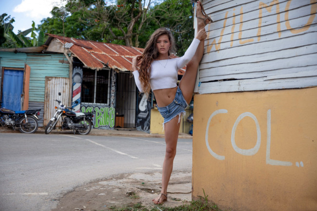 Обои картинки фото девушки, irene rouse, шорты