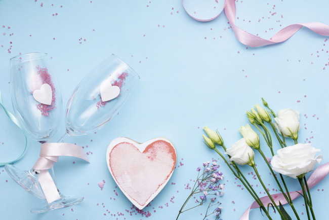 Обои картинки фото праздничные, день святого валентина,  сердечки,  любовь, ленточка, эустома, сердечки, бокалы