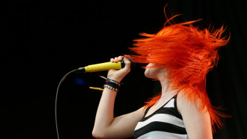 Картинка музыка paramore hayley williams рыжая певица микрофон