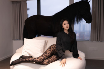 обоя красивая девушка, девушки, - азиатки, девушка, женщина, брюнетка, темноволосая, сексуальная, модель, звезда, позирует, разная, обувь, верхняя, стильная, одежда, нижнее, эротическое, бельё, трусы, лифчик, колготки, чулки, аксессуары, макияж, и, множество, элементов, на, фотографии