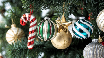 обоя праздничные, шары, ёлка, ветки, игрушки, украшения