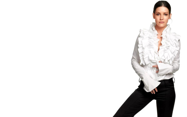 Обои картинки фото девушки, evangeline lilly, актриса, брюнетка, блузка, жабо, брюки