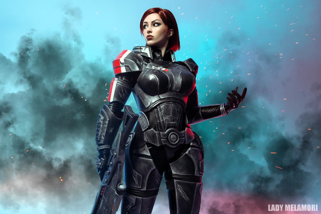 Обои картинки фото девушки, мария давыдова , lady melamori, образ, косплей, наряд, костюм, броня, оружие, дым
