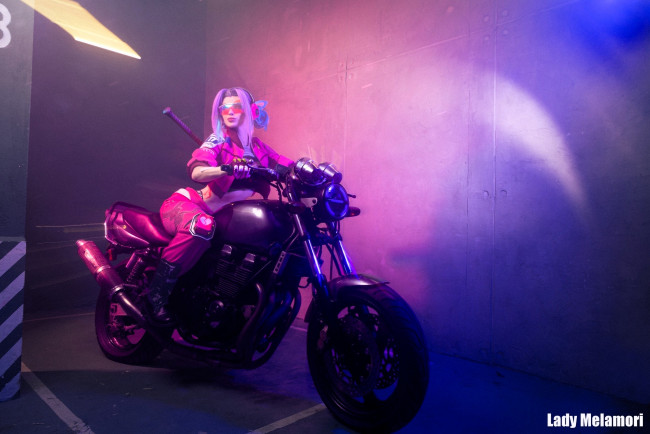 Обои картинки фото девушки, мария давыдова , lady melamori, образ, косплей, наряд, костюм, неон, мотоцикл, меч
