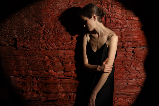 Обои картинки фото красивая девушка, девушки, - брюнетки,  шатенки, девушка, женщина, брюнетка, темноволосая, сексуальная, модель, звезда, позирует, разная, обувь, верхняя, стильная, одежда, нижнее, эротическое, бельё, трусы, лифчик, колготки, чулки, аксессуары, макияж, и, множество, элементов, на, фотографии