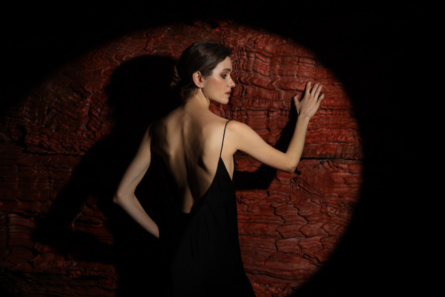 Обои картинки фото красивая девушка, девушки, - брюнетки,  шатенки, девушка, женщина, брюнетка, темноволосая, сексуальная, модель, звезда, позирует, разная, обувь, верхняя, стильная, одежда, нижнее, эротическое, бельё, трусы, лифчик, колготки, чулки, аксессуары, макияж, и, множество, элементов, на, фотографии