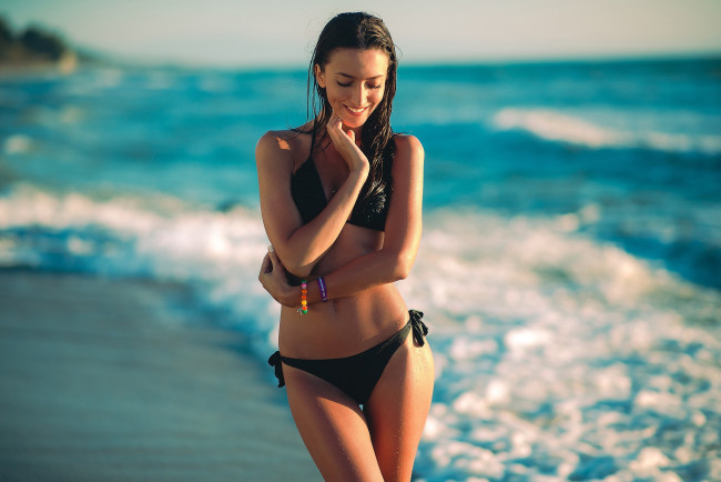 Обои картинки фото красивая девушка, девушки, - брюнетки,  шатенки, девушка, женщина, брюнетка, темноволосая, сексуальная, модель, звезда, позирует, разная, обувь, верхняя, стильная, одежда, нижнее, эротическое, бельё, трусы, лифчик, колготки, чулки, аксессуары, макияж, и, множество, элементов, на, фотографии