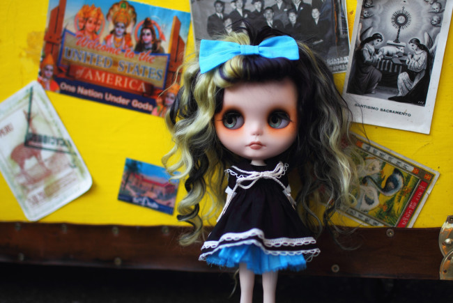 Обои картинки фото разное, игрушки, фотографии, бант, волосы, гот, кукла