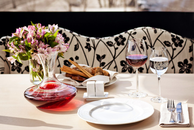 Обои картинки фото еда, сервировка, альстромерия, букет, вино, графин, бокалы