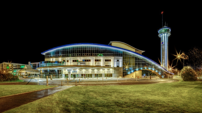Обои картинки фото aberdeen exhibition and conference centre, города, - здания,  дома, лужайка, ночь, вышка, здание