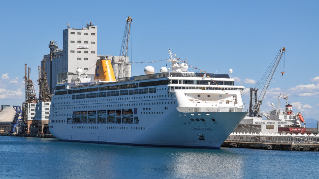 Обои картинки фото costa neoriviera, корабли, лайнеры, причал, лайнер, круизный