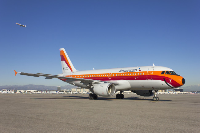 Обои картинки фото airbus a319-112, авиация, пассажирские самолёты, аэропорт, полоса, авиалайнер