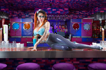 Картинка девушки ariane+saint-amour ariane saint-amour брюнетка поза очки тату силикон бар грудь латекс