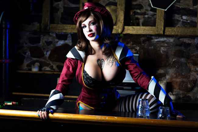 Обои картинки фото девушки, ariane saint-amour, ariane, saint-amour, силикон, грудь, брюнетка, косплей, cosplay, тату