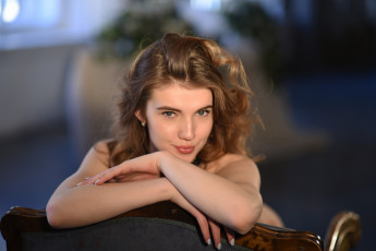 Картинка caramel девушки -unsort+ рыжеволосые+и+другие лицо кресло улыбка