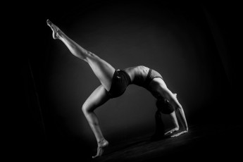 Картинка девушки -unsort+ Черно-белые+обои мостик гибкость топ шорты