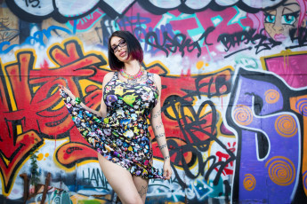 Картинка девушки ariane+saint-amour платье девушка фон граффити улыбка