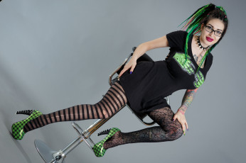 Картинка девушки ariane+saint-amour улыбка девушка фон взгляд