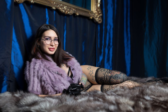 Картинка девушки ariane+saint-amour улыбка пирсинг девушка взгляд фон