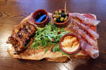 Картинка еда разное ветчина рукола ребрышки оливки соус