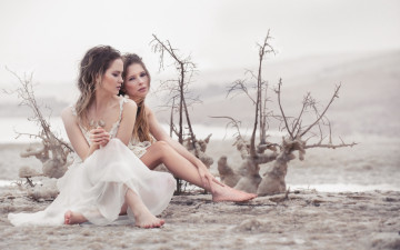 Картинка девушки -unsort+ группа+девушек кусты платья соль