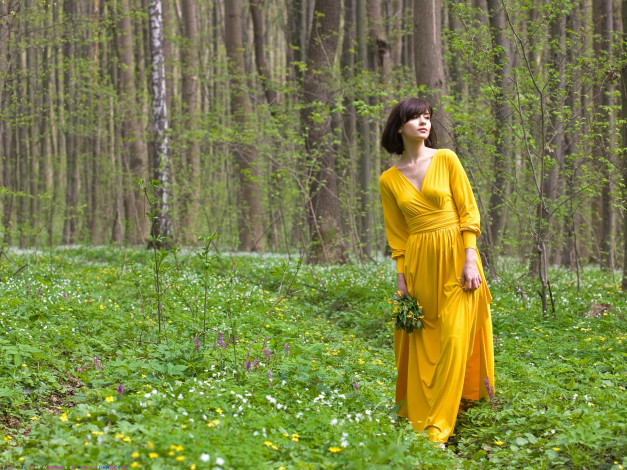 Обои картинки фото девушки, -unsort , брюнетки, темноволосые, деревья, цветы, платье, лес, девушка