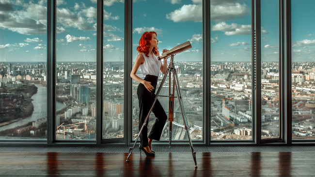 Обои картинки фото девушка и телескоп, девушки, -unsort , рыжеволосые и другие, redhead, телескоп, рыжеволосая, панорама, город, women, andrey, metelkov, cityscape, 500px