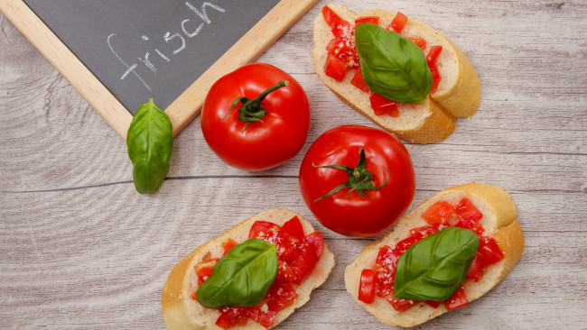 Обои картинки фото еда, бутерброды,  гамбургеры,  канапе, базилик, бутерброд, помидоры, брускетта, томаты
