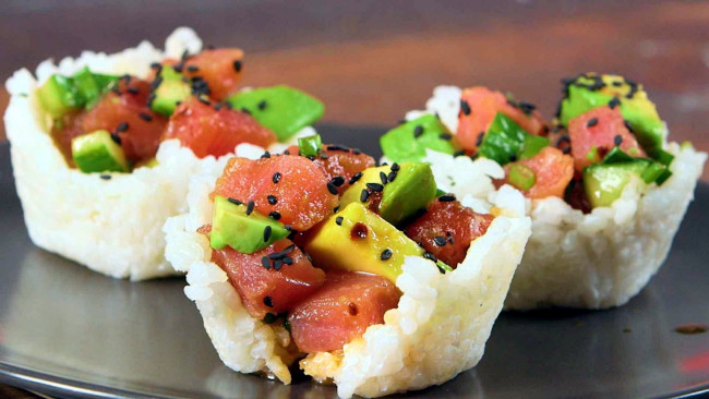 Обои картинки фото еда, рыба,  морепродукты,  суши,  роллы, авокадо, рис