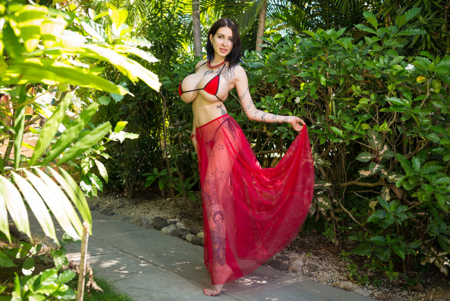 Обои картинки фото девушки, ariane saint-amour, лес, улыбка, взгляд, фон, девушка