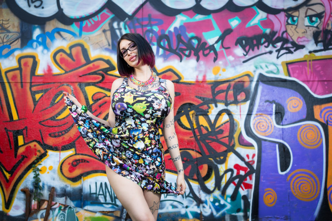 Обои картинки фото девушки, ariane saint-amour, платье, девушка, фон, граффити, улыбка