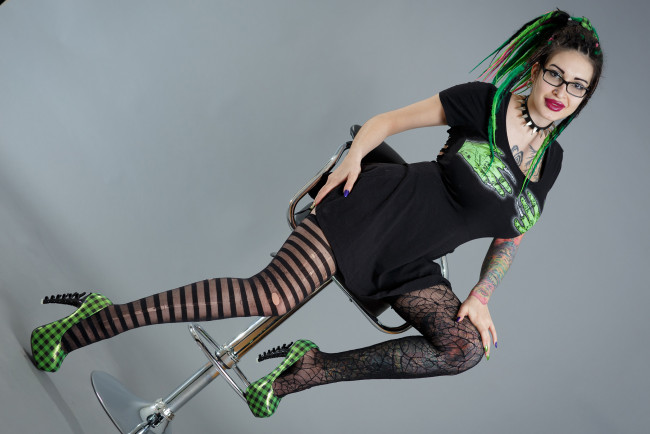 Обои картинки фото девушки, ariane saint-amour, улыбка, девушка, фон, взгляд