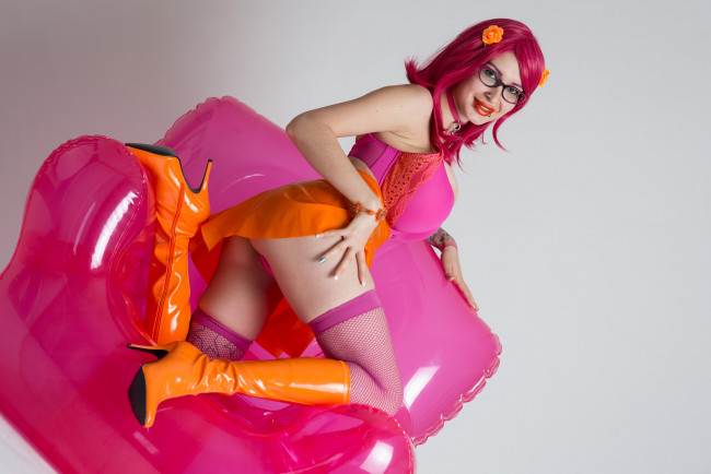 Обои картинки фото девушки, ariane saint-amour, взгляд, фон, улыбка, девушка