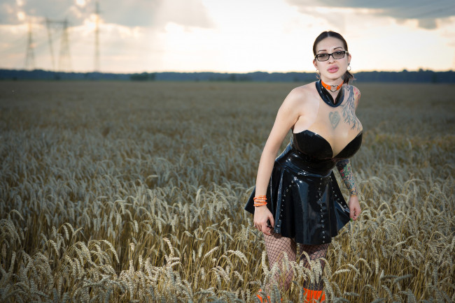 Обои картинки фото девушки, ariane saint-amour, взгляд, латекс, поле, девушка, фон