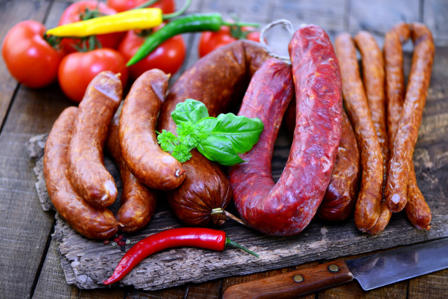 Обои картинки фото еда, колбасные изделия, помидоры, перец, базилик, колбаса, копченая, томаты