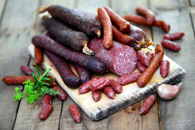 Обои картинки фото еда, колбасные изделия, розмарин, чеснок, колбаса, копченая