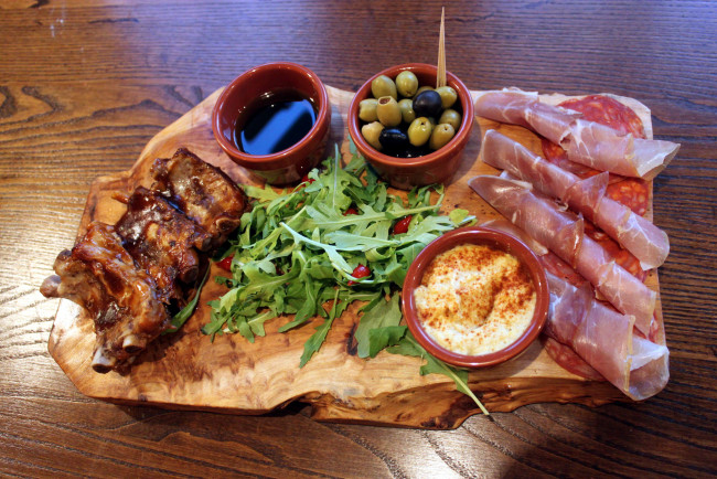 Обои картинки фото еда, разное, ветчина, рукола, ребрышки, оливки, соус