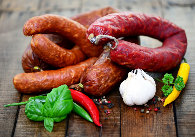 Обои картинки фото еда, колбасные изделия, чеснок, базилик, колбаса, копченая, перец