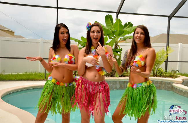 Обои картинки фото девушки, carlotta champagne, бикини, улыбки, юбки, бассейн