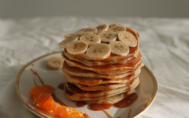 Обои картинки фото еда, блины,  оладьи, мед, оладьи, бананы, десерт