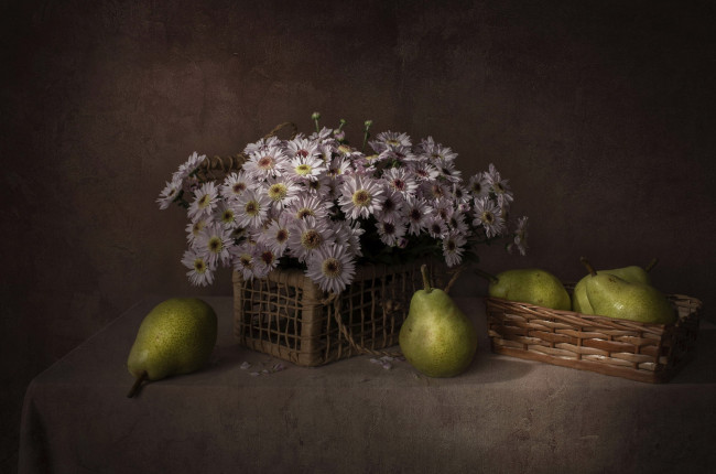 Обои картинки фото еда, груши, цветы, букет, корзинка