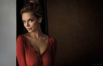 Картинка девушки -+брюнетки +шатенки шон арчер женщины брюнетка смотрит на зрителя красная одежда без лифчика стена пучок с волосами