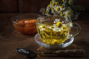 Картинка еда напитки +чай стекло свет цветы стол чай ромашки ромашка ложка