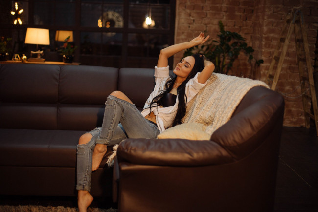 Обои картинки фото девушка - girl, девушки, - брюнетки,  шатенки, девушка, женщина, брюнетка, темноволосая, сексуальная, модель, звезда, позирует, разная, обувь, верхняя, стильная, одежда, нижнее, эротическое, бельё, трусы, лифчик, колготки, чулки, аксессуары, макияж, и, множество, элементов, на, фотографии