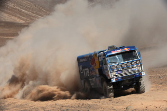 Картинка спорт авторалли kamaz дакар песок пустыня red bull