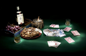 Картинка еда натюрморт виски виноград орехи сигара деньги карты