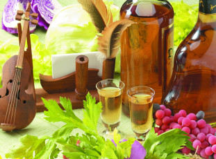 Картинка еда напитки +вино виноград скрипка натюрморт рюмки бутылки