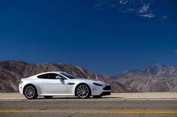 Картинка 2013+aston+martin+v12+vantage+s автомобили aston+martin горы белый vantage aston martin дорога