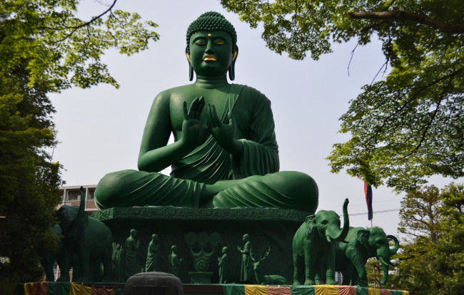 Обои картинки фото toganji temple,  nagoya,  japan, города, - памятники,  скульптуры,  арт-объекты, слоны, люди, олень