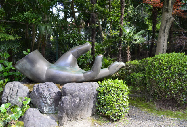 Обои картинки фото toganji temple,  nagoya,  japan, города, - памятники,  скульптуры,  арт-объекты, кустарники, камни, рука
